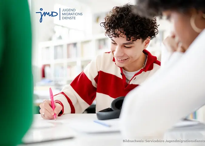 Eine Frau und ein junger Mann sitzen an einem Tisch.