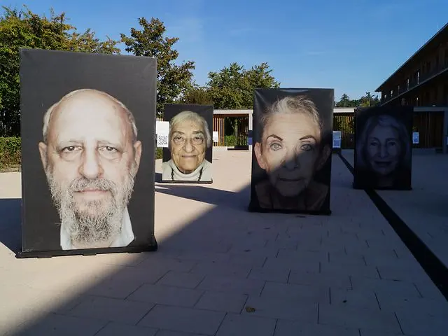Drei lebensgroße Porträts.